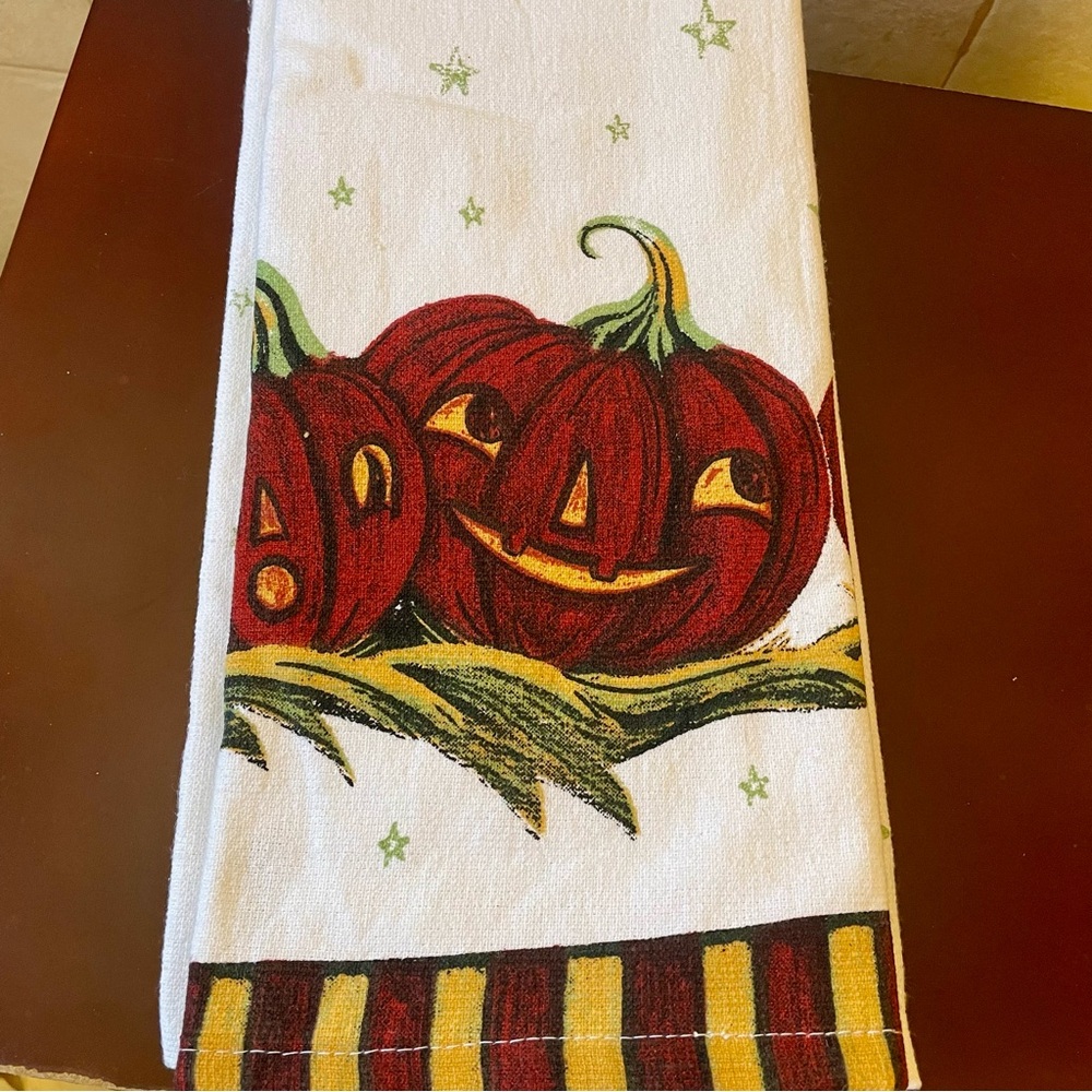 NWT JOHANNA PARKER SET OF 2 HALLOWEEN PUMPKIN TOWELS Hand Tea Kitchen Holiday